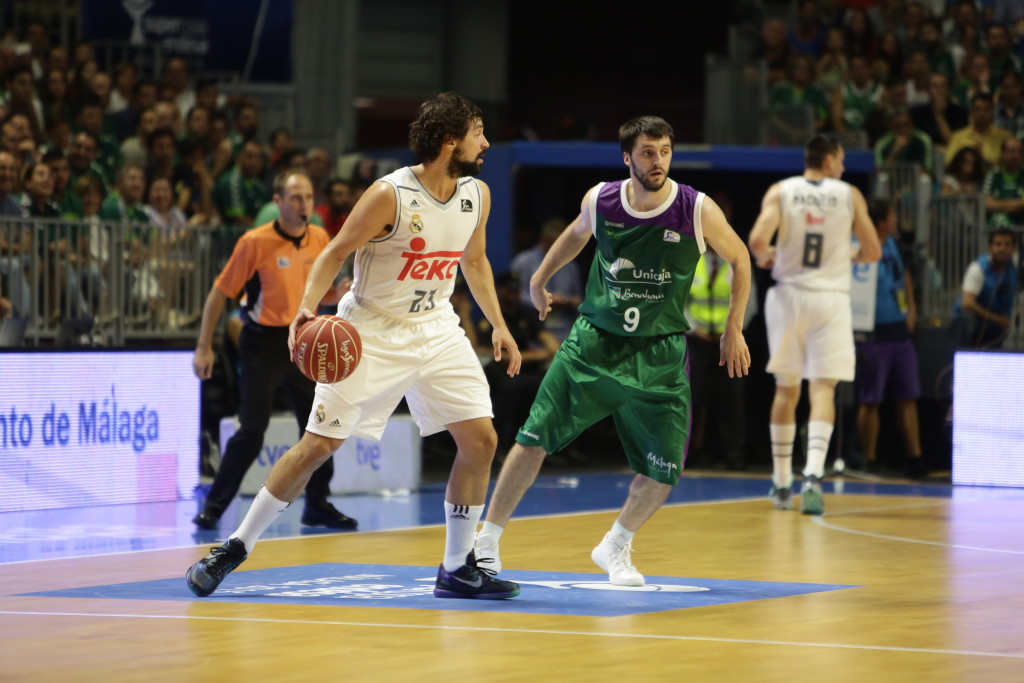 Llull bota la pelota durante el partido (Foto: ACB Photo)