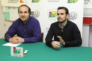 Juanmi Gomila junto a Alberto Garzón de IU.