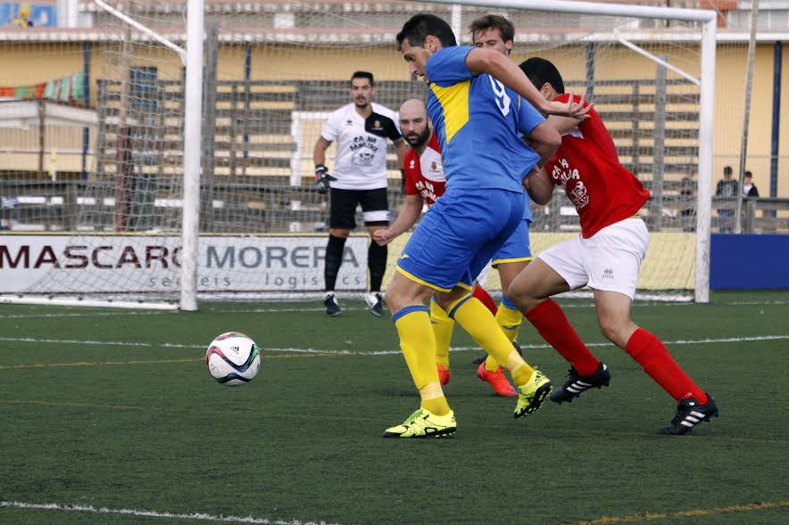 Zurbano protege el balón (Fotos. deportesmenorca.com)