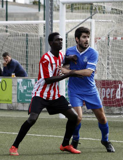 Domi puga en un córner (Fotos: deportesmenorca.com)