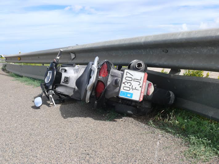 La motocicleta, enganchada en el "quitamiedos" (Foto: Policía Local de Ciutadella)