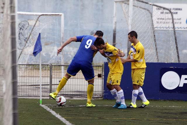 Zurbano protege el balón ante dos rivales (Fotos: deportesmenorca.com)