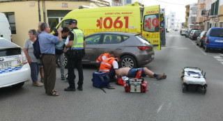 El herido, atendido por los sanitarios (Foto: Policía Local de Ciutadella)