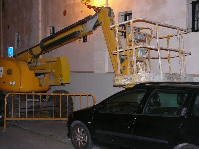 Imagen de la grúa sobre el coche (Fotos: Policía Local de Ciutadella)