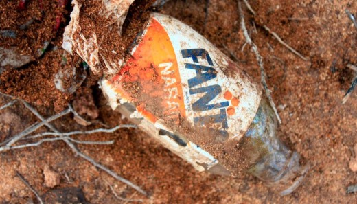 Botellín de vidrio de Fanta Naranja que caducaba en 1989 encontrado en la playa del Pilar. Foto: Alforí de Dalt.