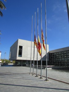 Banderas a media asta en el Consell.