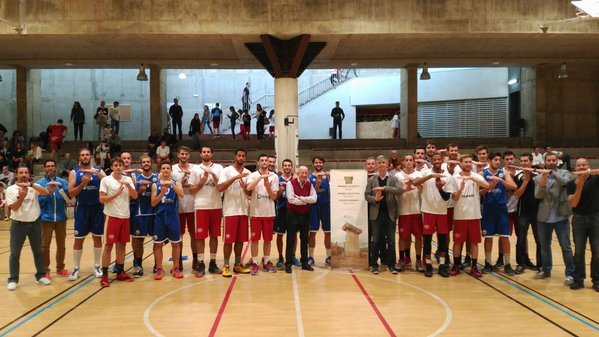 Jugadores de Sabadell y Sant Lluís, antes del partido promocionando la candidatura de Menorca Talaiòtica (Foto: ccesantlluis.es)