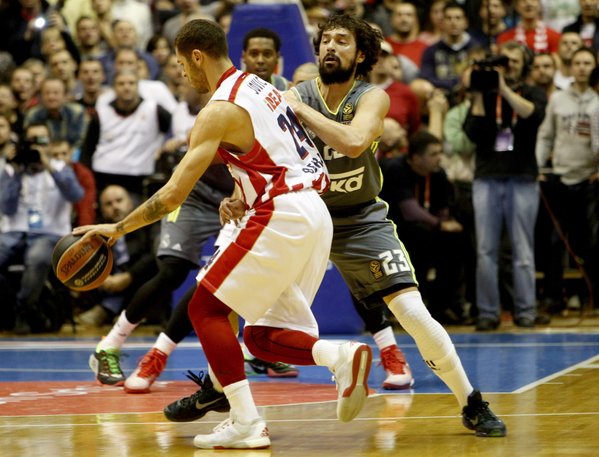 Llull, en acción defensiva durante el encuentro.