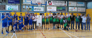 Jugadores del Sant Lluís y el Arenys, promocionando la candidatura de Menorca Talaiòtica (Foto: CCE Sant Lluís)