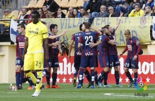 Los compañero felicitan a Sergi Enrich tras el gol (Fotos: laliga.es)