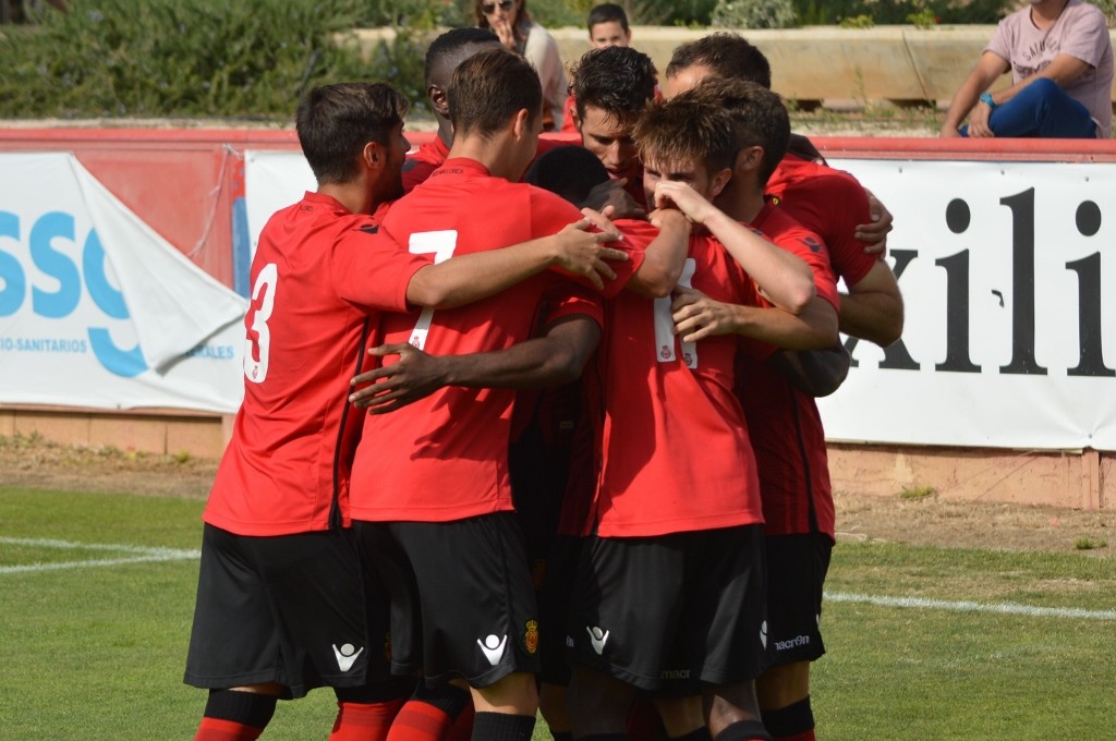 Los jugadores del Mallorca B celebran el gol de James ante el Formentera (Foto: futbolbalear.es)