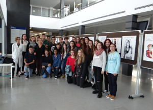 Los alumnos junto con a la exposición.