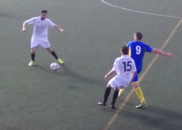 Zurbano presiona a un jugador de la Peña durante el partido (Fotos: P. Sánchez)