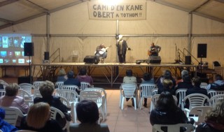 Joana Pons i ses guitarres actuaron en la plaza del OAR de Ferreries. Foto: Amics d'es Camí d'en Kane de Ferreries.