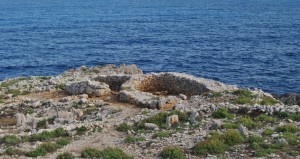 Navetas de habitación des Coll de Cala Morell. Foto: Projecte Entre Illes.