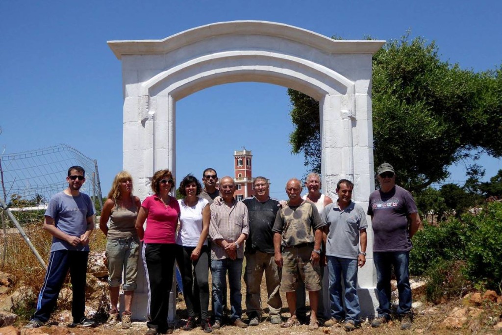 Voluntarios del proyecto GIBET de la Martí i Bella al finalizar la reposición de la puerta de Sa Vinyeta. Foto: Martí i Bella.