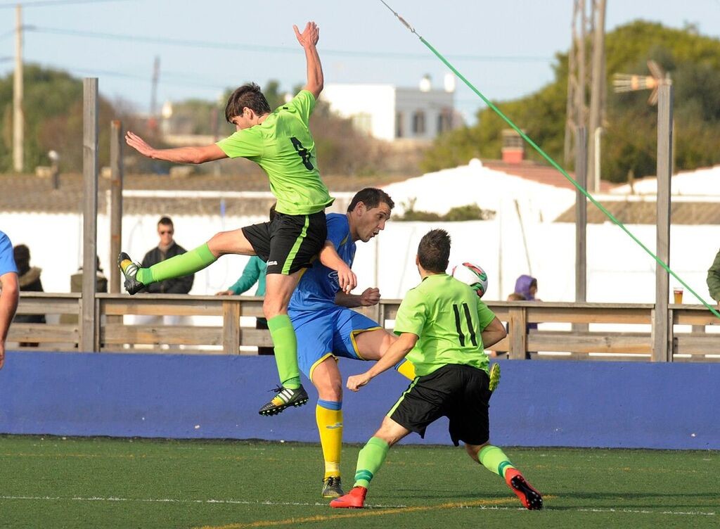 Zurbano pelea un balón ante dos jugadores de Platges (Fotos: Tolo Mercadal)