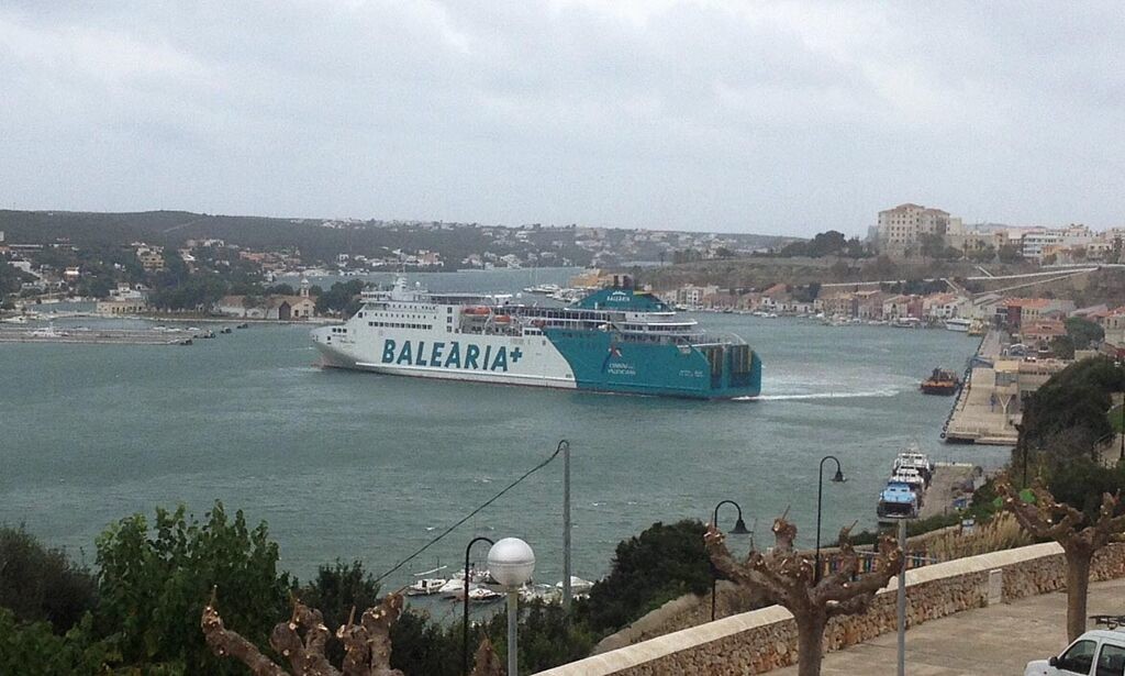 El buque Martín i Soler de Baleària ha sido desviado a Maó (Foto: Tolo Mercadal)