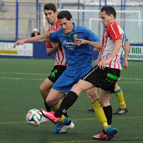 Zurbano protege el balón ante los hermanos Vaquero en un partido de la pasada temporada (Foto: Tolo Mercadal)