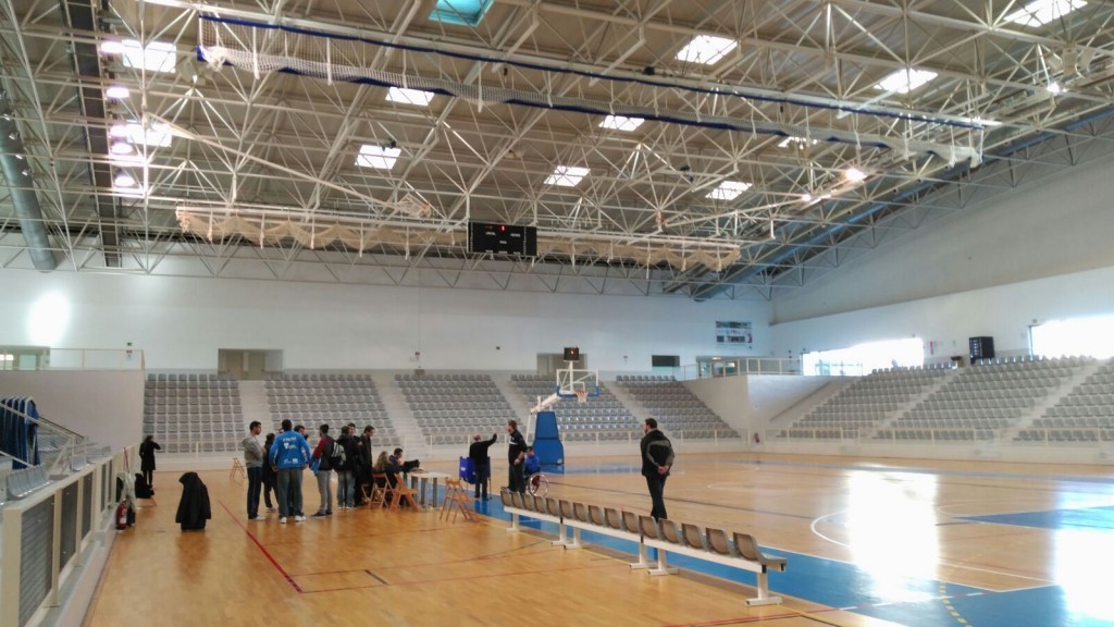 Algunosde los jugadores del Sant Lluís y los del Cornellà, en la pista (Foto: CCE Sant Lluís)