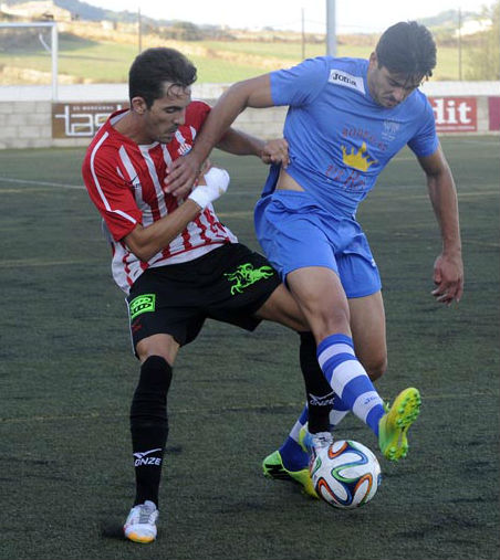 Víctor trata de alcanzar un balón ante un jugador del Binissalem.