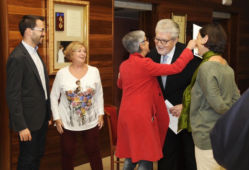 La alcaldesa de Maó Conxa Juanola saluda a Joan Pons en el acto de presentación del recital lírico. Foto: Tolo Mercadal.