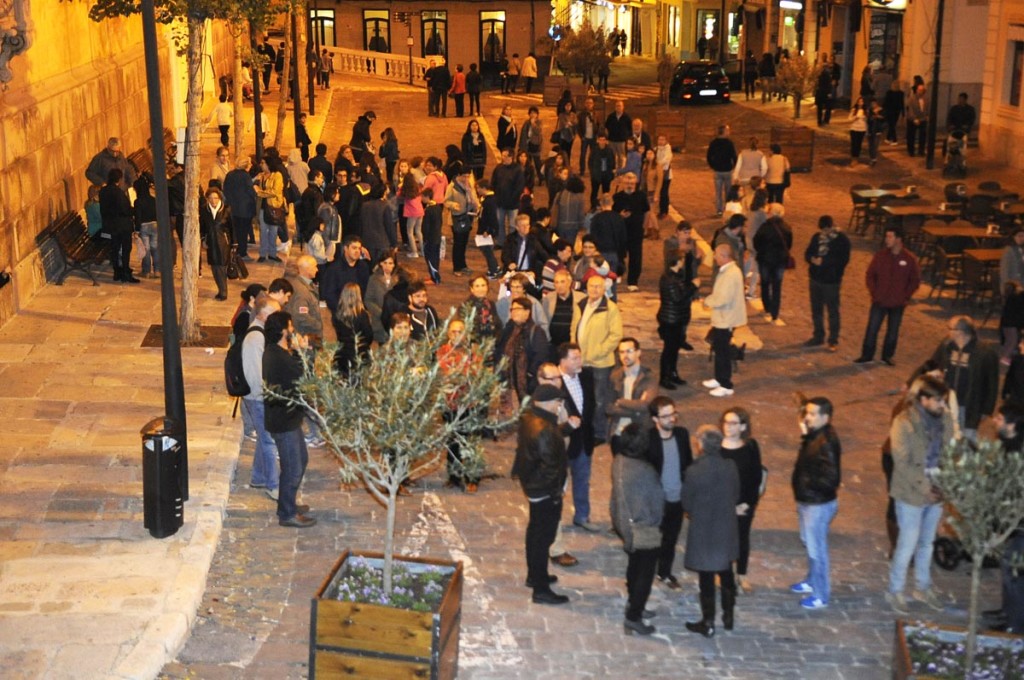 Maó se solidariza con los atentados de París y Beirut