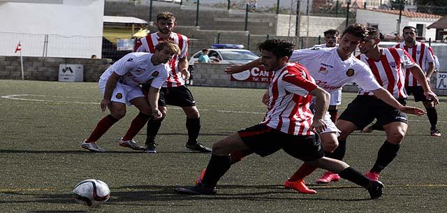 Elliot persigue un balón ante el Mallorca B (Foto: deportesmenorca.com)