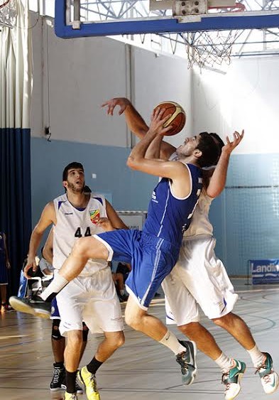 Espectacular entrada a canasta (Fotos. deportesmenorca.com)