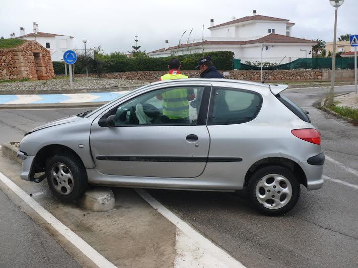 Imagen de cómo quedó el vehículo tras el impacto (Foto: Policía Local de Ciutadella)