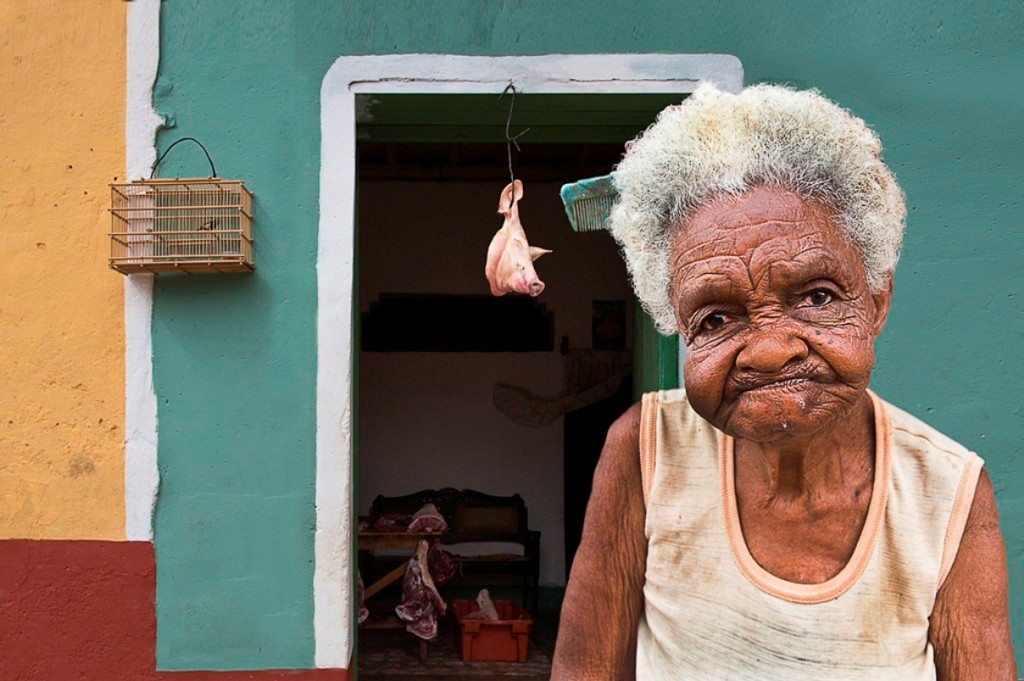 'Woman outside meat shop' de Ann Francis.