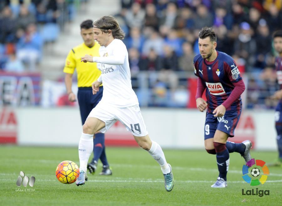 Enrich persigue a Modric durante el partido (Fotos: laliga.es)