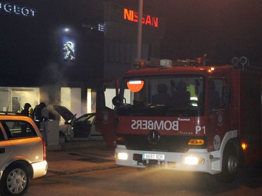 Arde un coche en el polígono de Maó