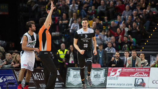 Suárez celebra una canasta ante el Joventut (Foto: acb.com)