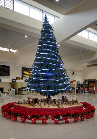 Imagen del árbol y del belén en la terminal (Foto: Aena)