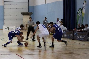 Disputa por la posesión del balón.