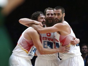 Llull se abraza a Sergio Rodríguez y San Emeterio tras el triunfo ante Lituania.