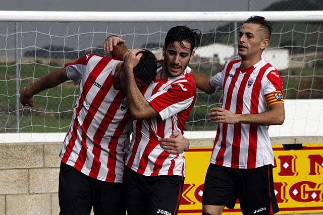 Raúl, Elliot y Lacueva celebran el primer gol (Fotos: deportesmenorca.com)