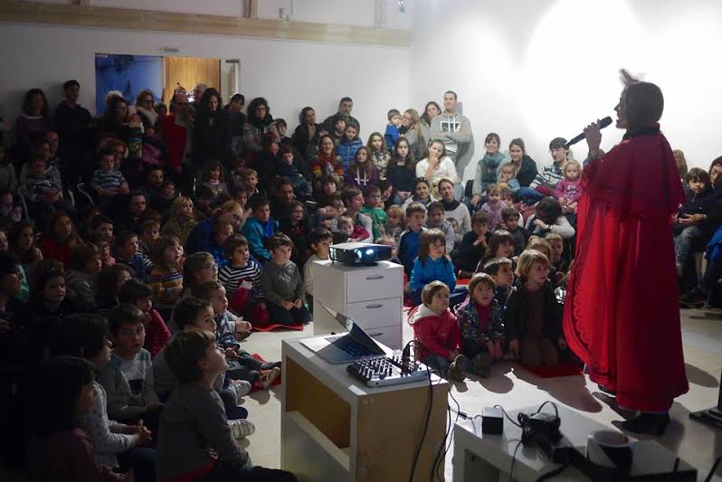 Los pequeños disfrutaron con las proyecciones (Fotos: Ciutadella Antiga)