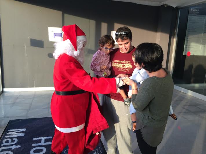 Papa Noel, saludando a los pequeños a la entrada del hospital.