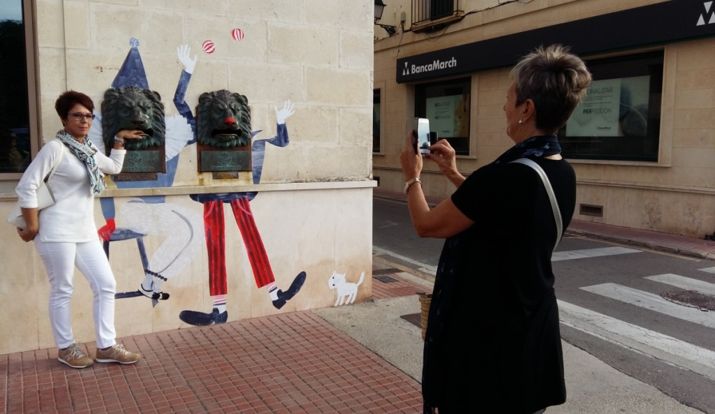 Turistas fotografiándose con los malabaristas circenses de Correos.