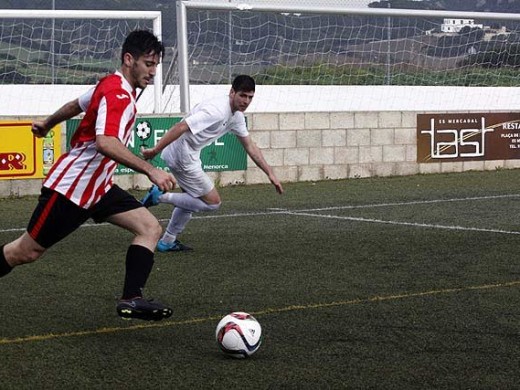 El Mercadal abate al Alaró y acecha el liderato