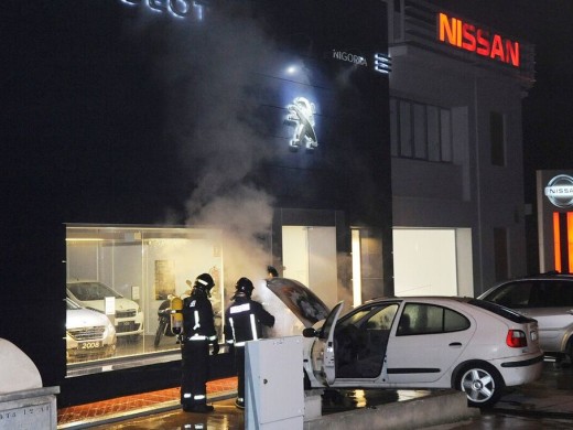 Arde un coche en el polígono de Maó