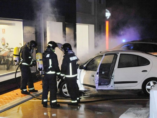 Arde un coche en el polígono de Maó