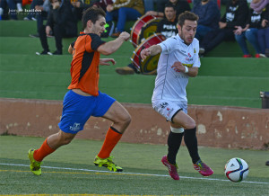 Camps pelea por un balón (Foto: Jorge Bailén - futbolbalear.es)