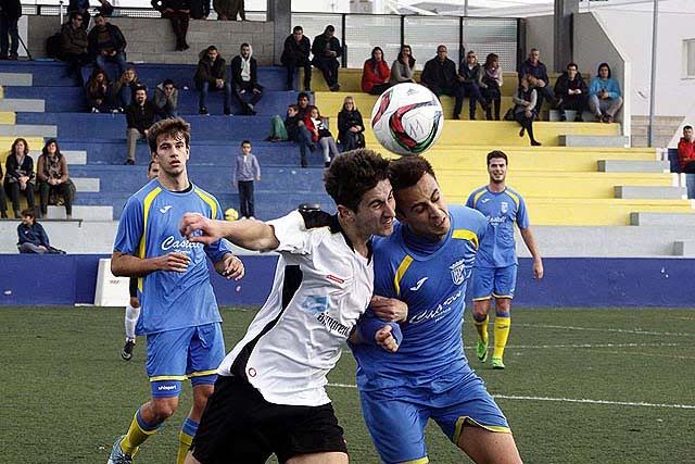 Pau trata de alcanzar un balón (Fotos: deportesmenorca.com)