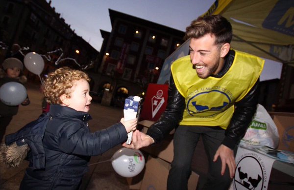 Sergi Enrich, durante la recogida de alimentos (Foto: SD Eibar)