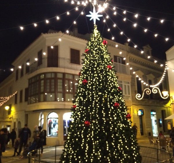 Arbol de Navidad en el centro de la ciudad (Fotos: Ajuntament d'Alaior)