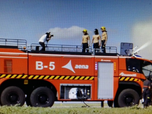 Los Bomberos de AENA y su calendario para Aspanob, el vídeo