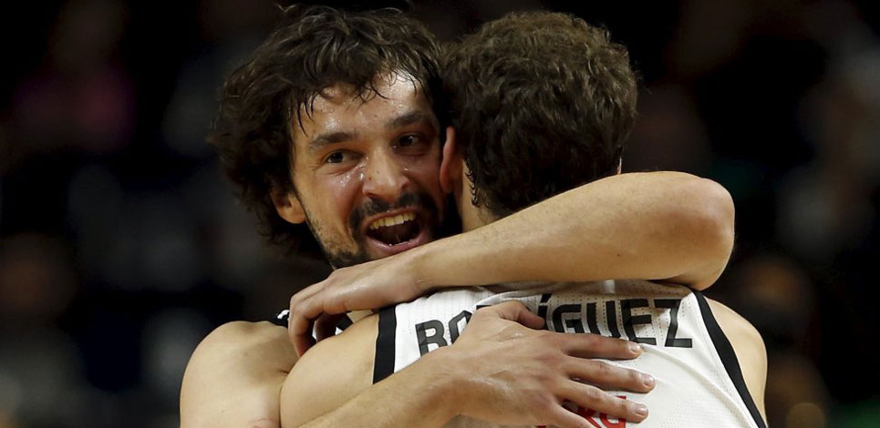 Llull se abraza a Sergio Rodríguez.